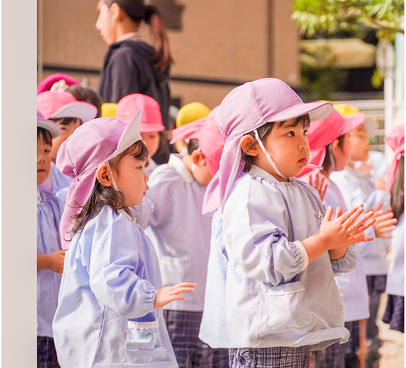 合掌をする園児